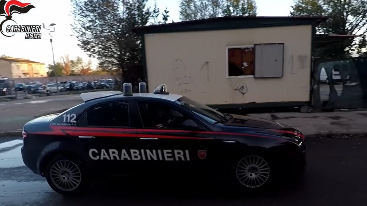 arrestati due poliziotti e due complici