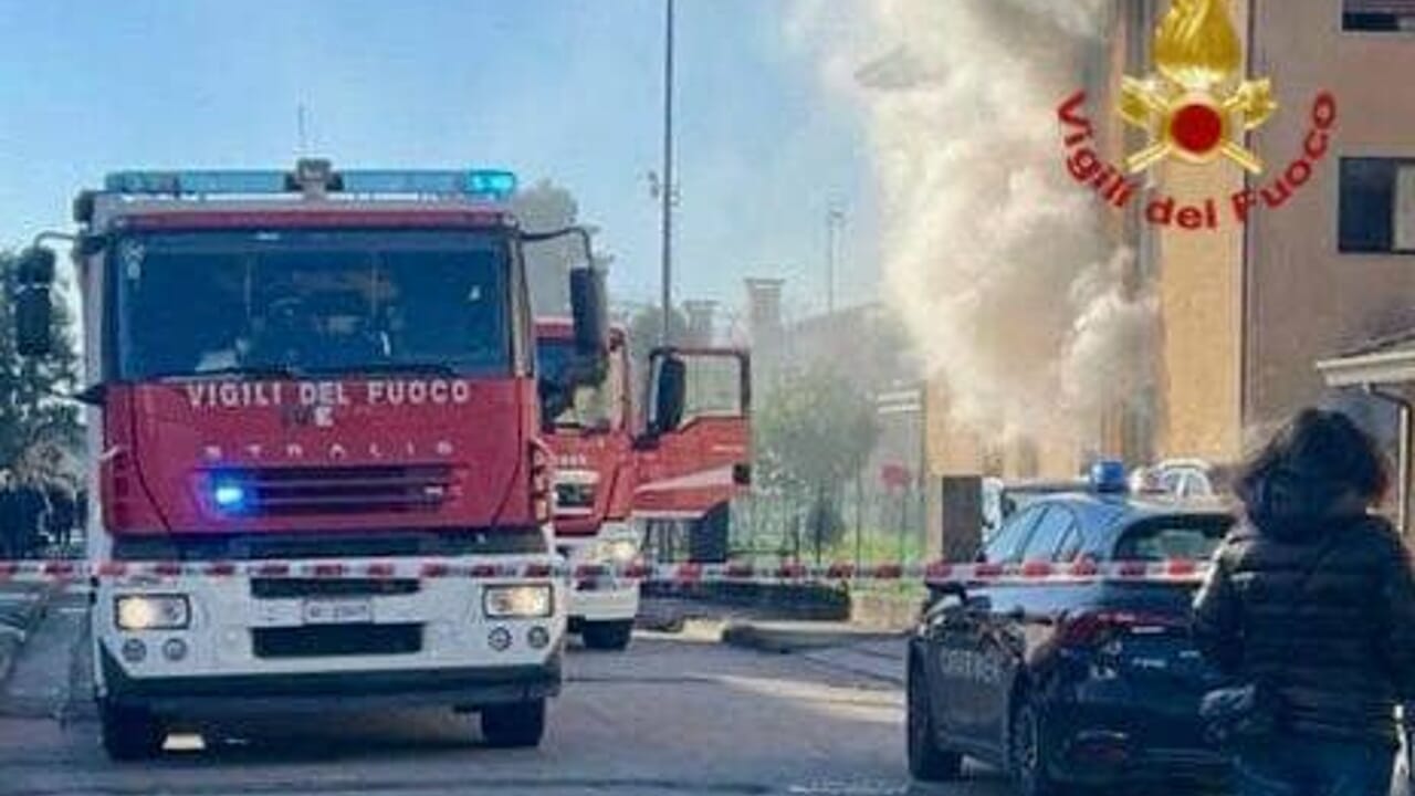 Rogo nella palazzina, 20 evacuati e diversi intossicati