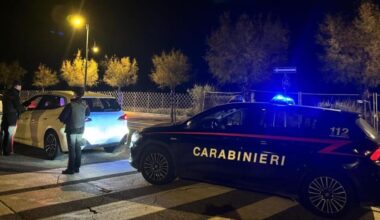 gareggiano con le auto nel centro cittadino, erano in 11 in due vetture