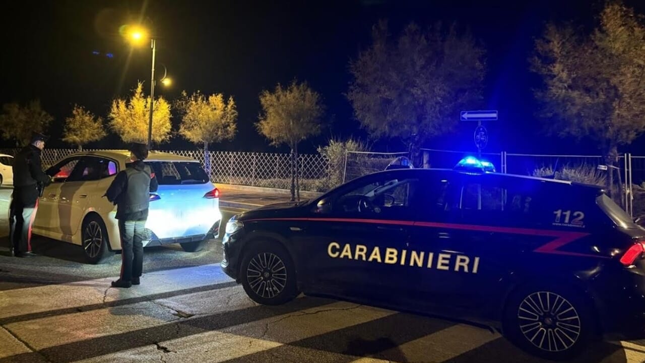 gareggiano con le auto nel centro cittadino, erano in 11 in due vetture