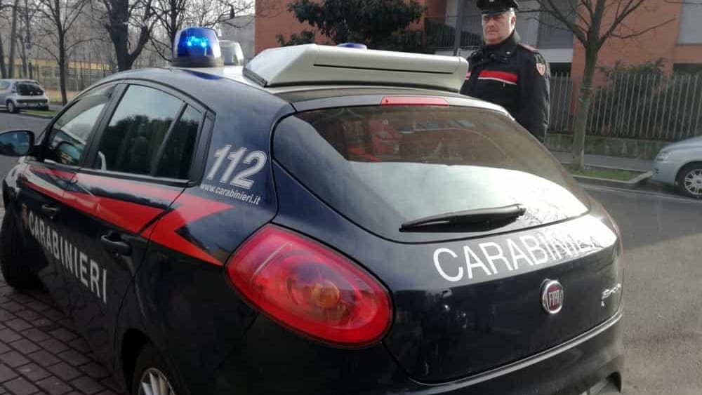 Ubriaco trascina la moglie per i capelli e poi picchia le figlie che cercavano di salvare la mamma