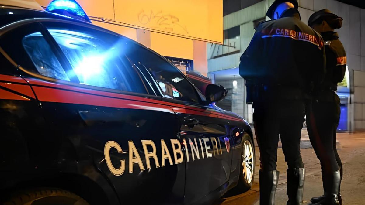 nella fuga travolge un carabiniere, il militare spara e lo ferisce