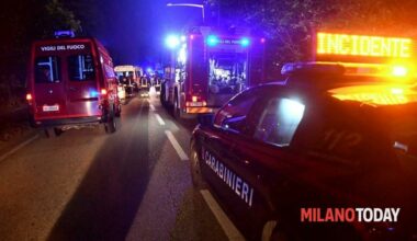 Incidente nel Milanese, auto si schianta contro ostacolo: gravissimo il conducente