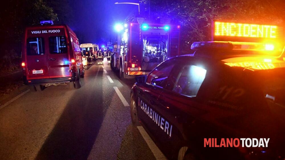 Incidente nel Milanese, auto si schianta contro ostacolo: gravissimo il conducente