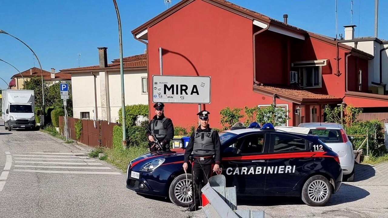 Un giovane trovato morto in un campo a Mira