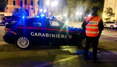 Sorpreso in auto con due ettogrammi di droga e un coltello a serramanico, arrestato