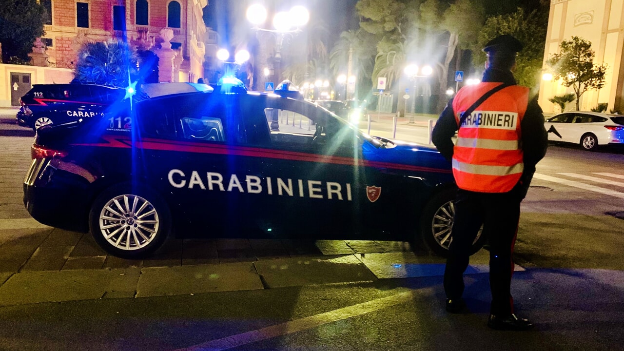 Sorpreso in auto con due ettogrammi di droga e un coltello a serramanico, arrestato