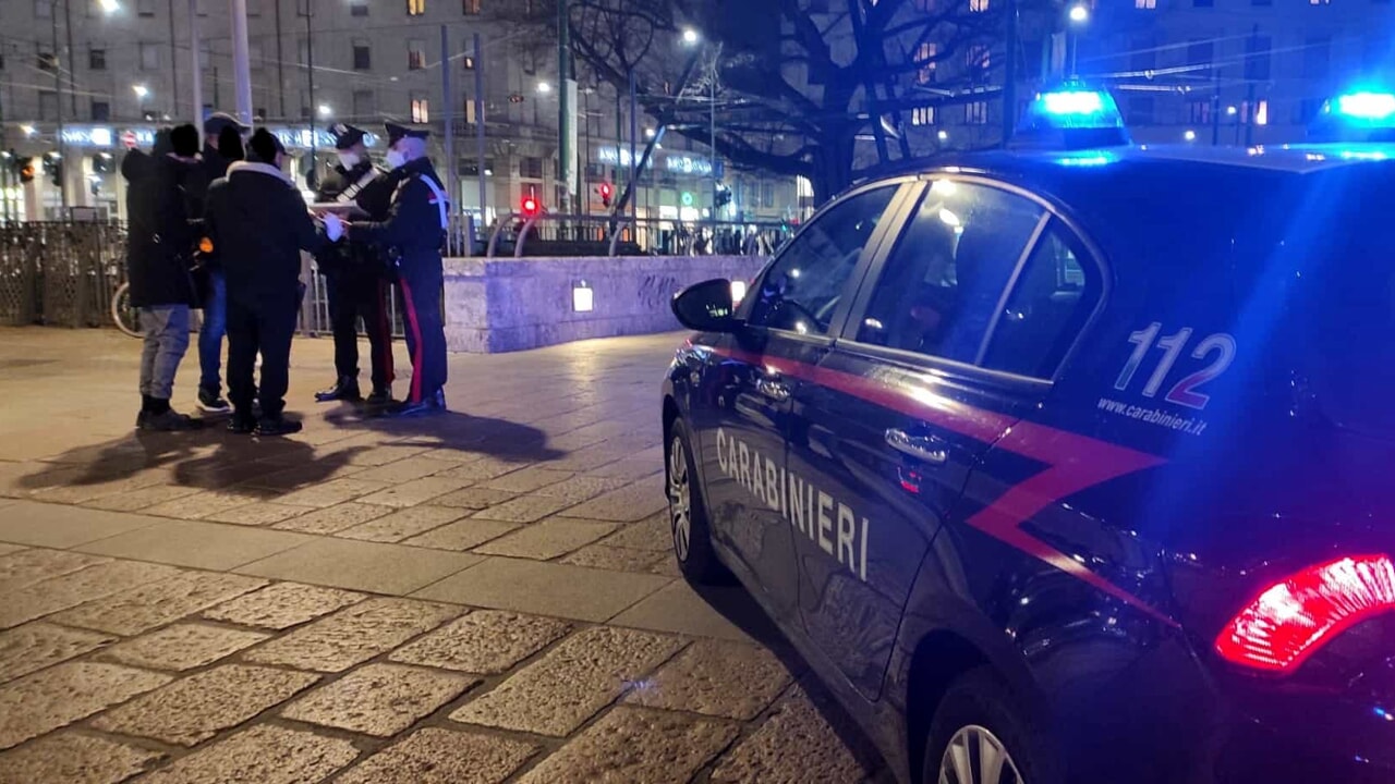 Maxi controlli in Darsena e sui Navigli a Milano, 8 ordini di allontanamento e alcune persone denunciate per droga e armi