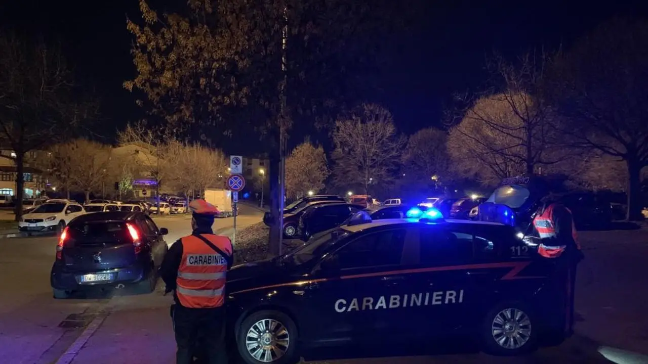 Carabinieri sparano ad auto in fuga con presunto estorsore, un ferito