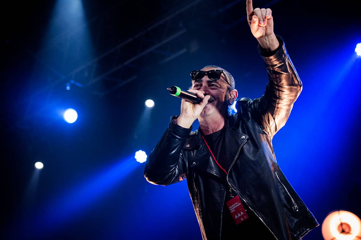 Luca Carboni, accese a Bologna luminarie con versi sua canzone: 'Onore incredibile'. VIDEO