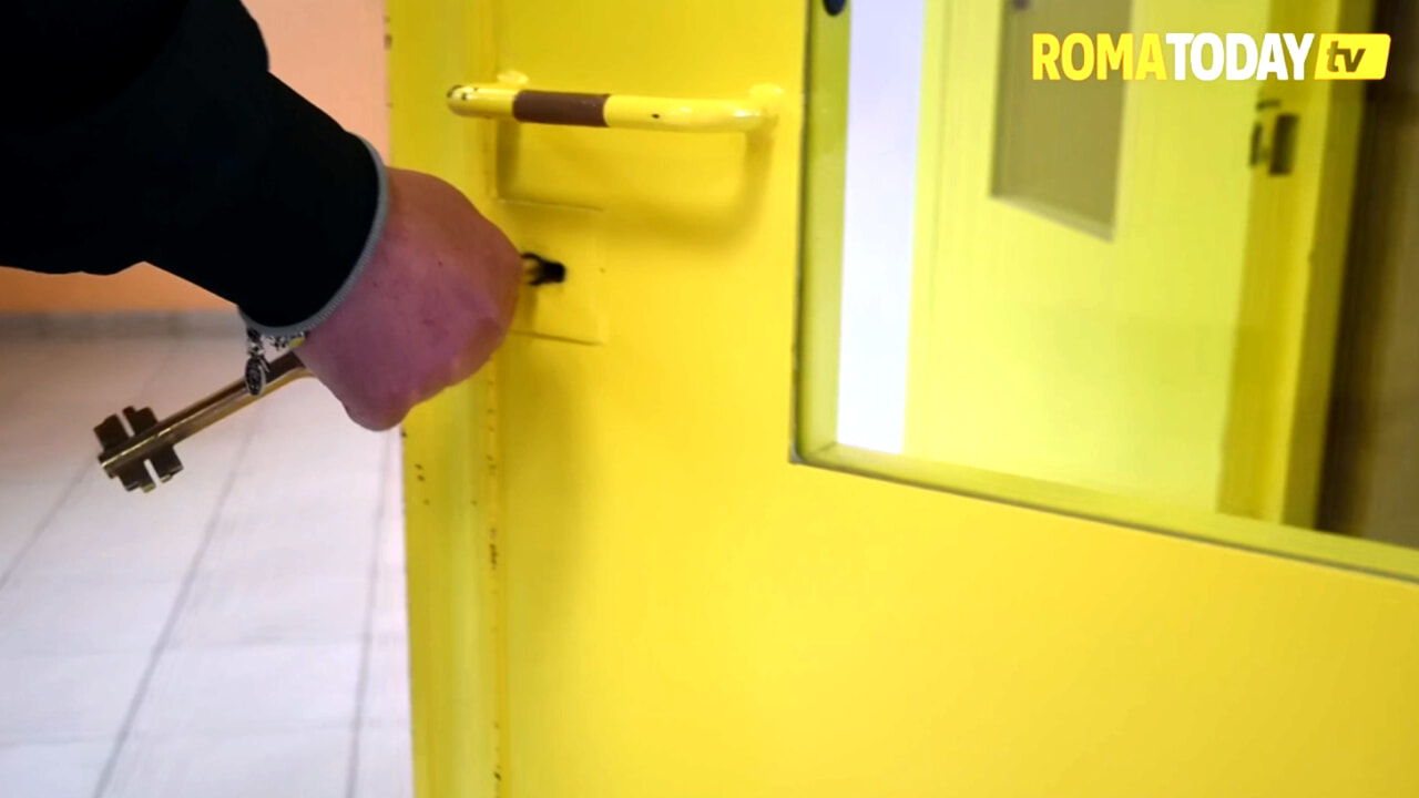 Aggressione choc nel carcere minorile, sequestrato e picchiato agente della penitenziaria