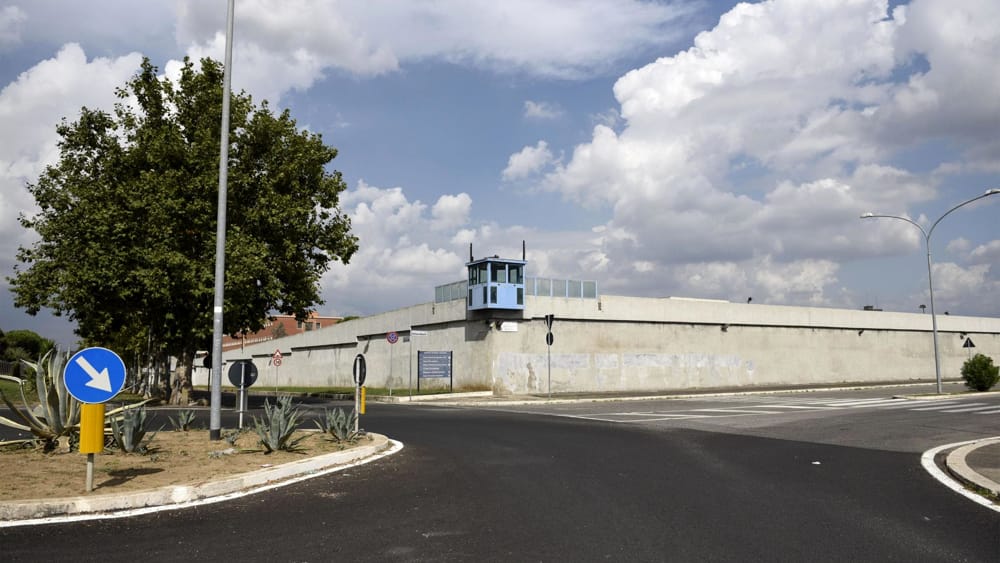 detenuto ingerisce accendini e scatena l'inferno. Incendiati materassi, sezione devastata