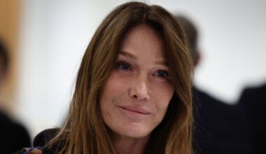 Carla Bruni termina la terapia ormonale di 5 anni dopo la diagnosi di tumore al seno: "Grata"
