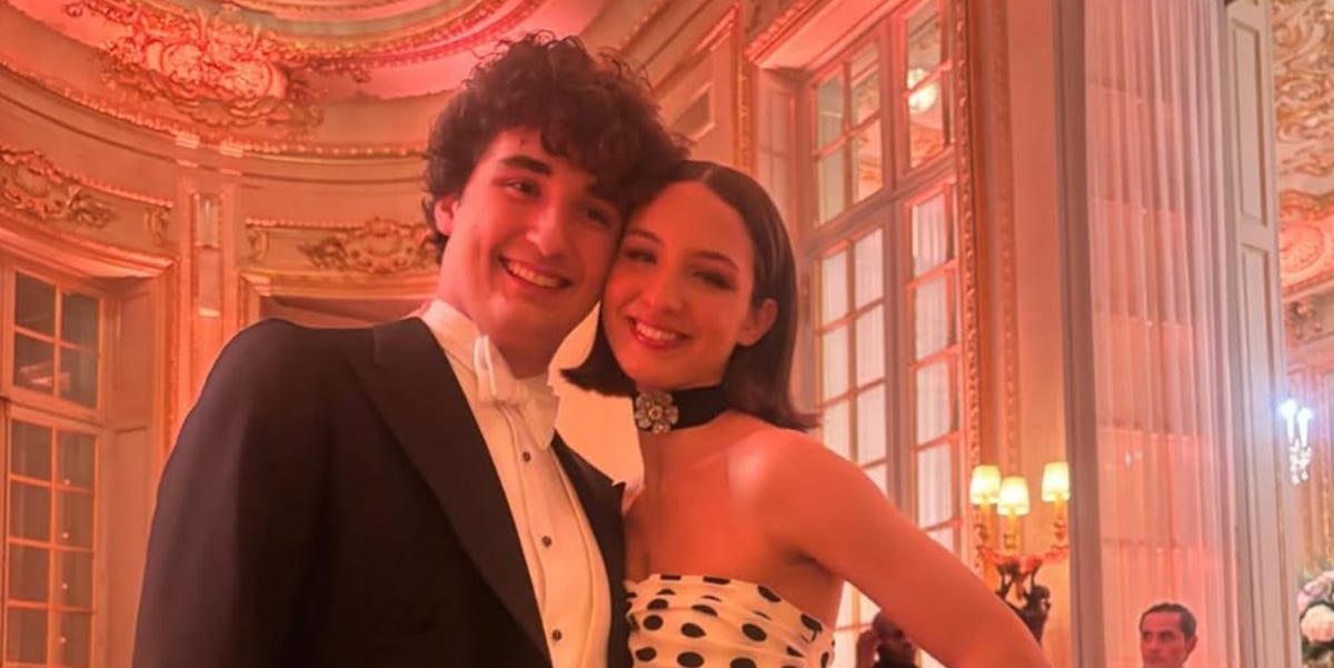 Nipote di Carolina Herrera al Ballo delle debuttanti con vestito a pois super