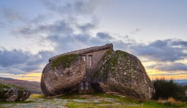 Sembra la casa dei Flintstones, eppure è abitabile