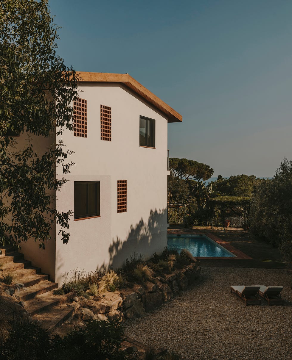 una casa de campo reformada con decoracion moderna y limpia de forma arquitectura