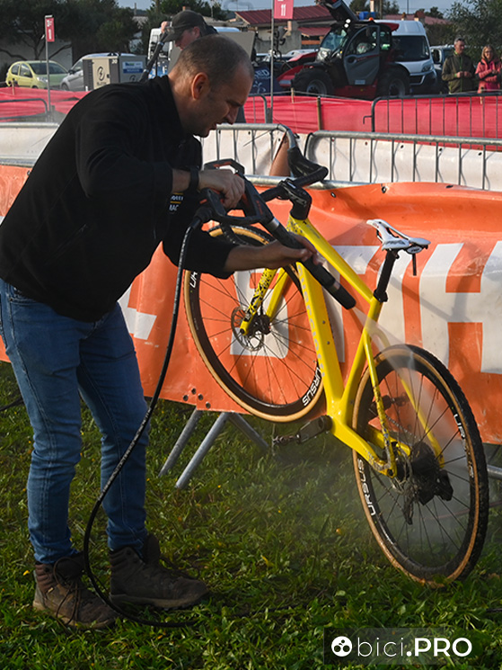 Luca Bramati e le Guerciotti della sua squadra: meglio pulirle a fondo, la sabbia gratta