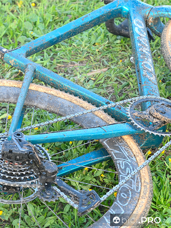Anche la sua bici è ridotta maluccio: ogni quanti giri la cambieranno domani?