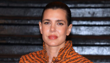 Charlotte Casiraghi sorprende in metro, il cappotto tigrato è già leggenda
