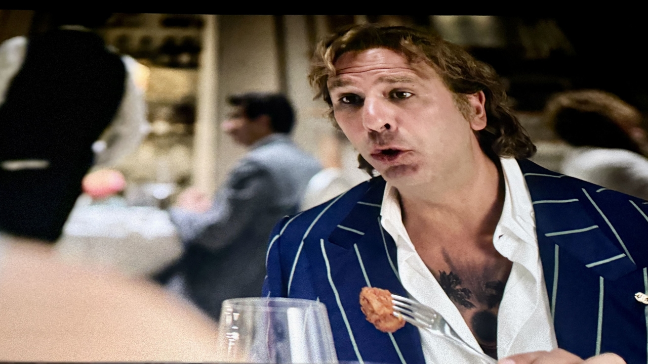 Checco Zalone prende in giro il mondo della gastronomia in Buen Camino