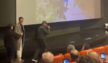 Checco Zalone in sala a Bari per «Buen Camino», l'attore ironizza: «Oggi non c'è incasso, sono tutti miei amici qui». Poi la battuta a Decaro - Il video