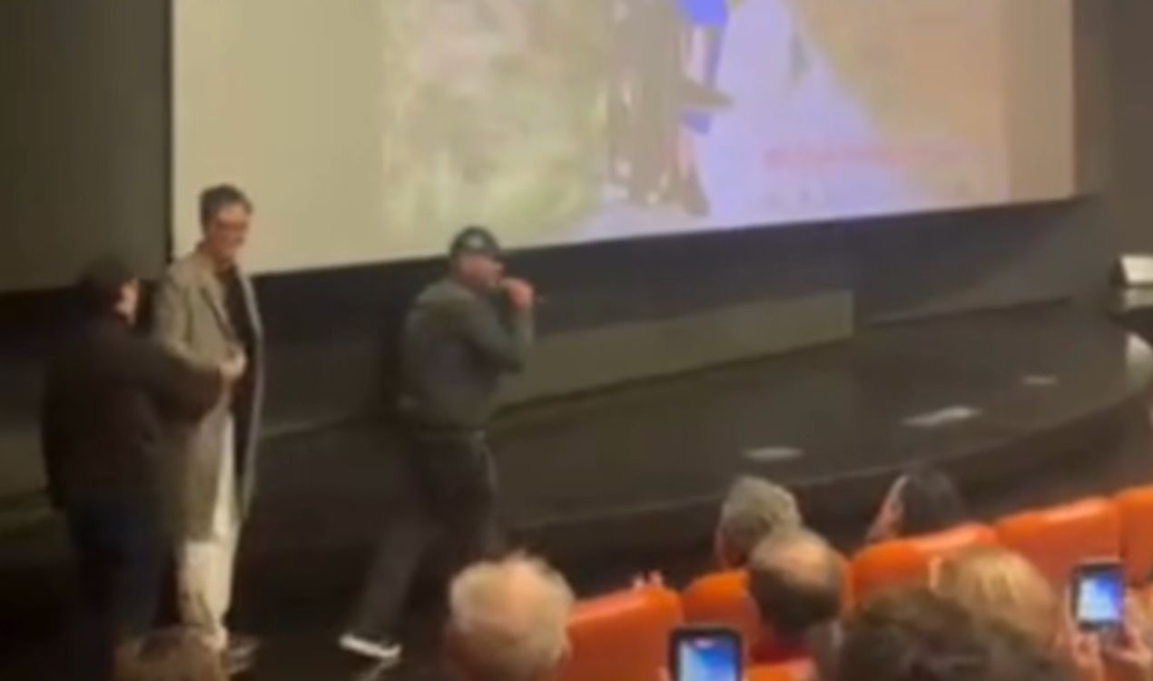 Checco Zalone in sala a Bari per «Buen Camino», l'attore ironizza: «Oggi non c'è incasso, sono tutti miei amici qui». Poi la battuta a Decaro - Il video