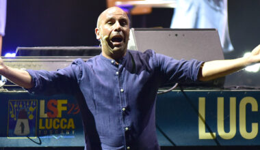 Checco Zalone lancia il nuovo brano: "La prostata inflamada"