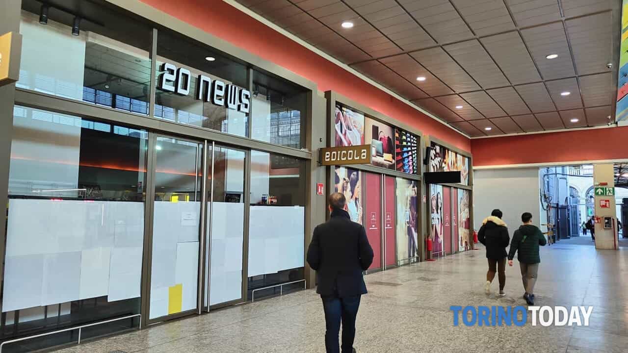 Chiude l'edicola della stazione di Torino Porta Nuova, aveva inaugurato da meno di quattro mesi