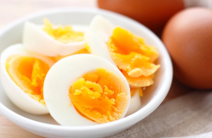 uova sode tagliate a metà su un piatto