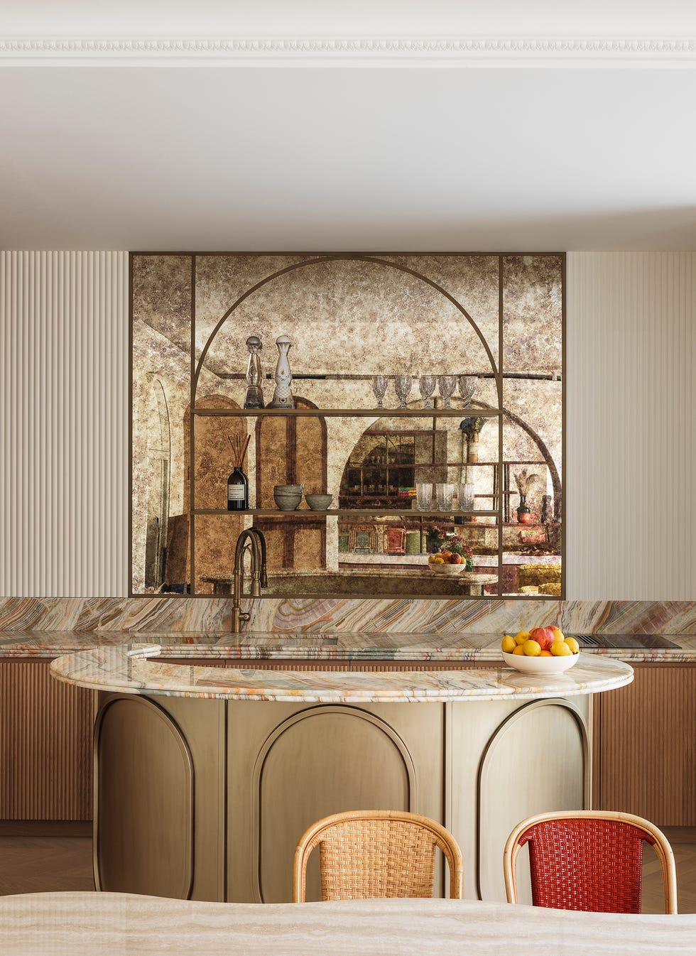 un piso en paris reformado con materiales de lujo y toques vivos de color