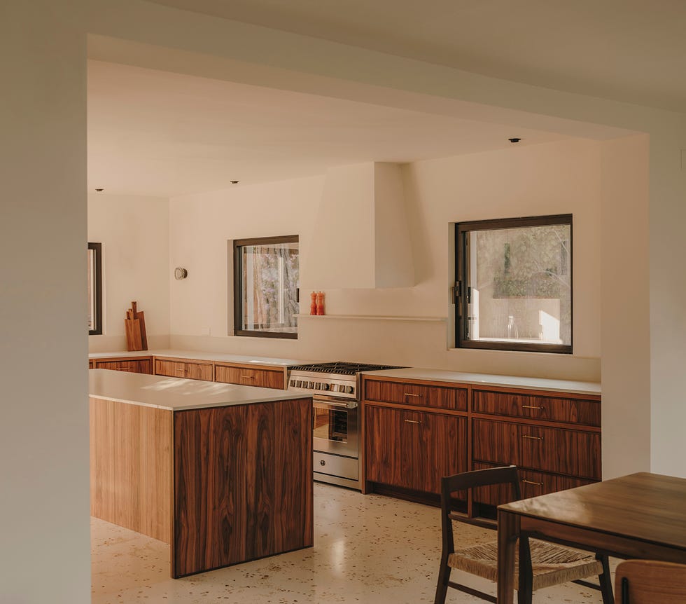 una casa de campo reformada con decoracion moderna y limpia de forma arquitectura