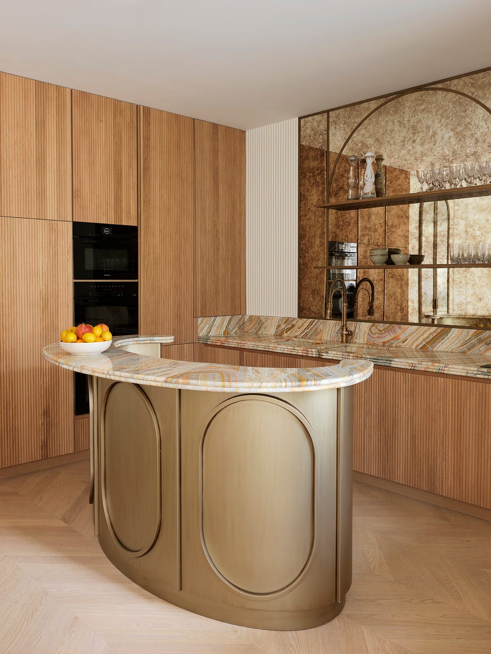 un piso en paris reformado con materiales de lujo y toques vivos de color