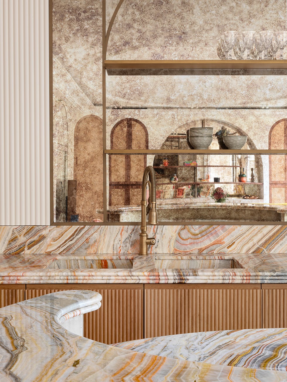 un piso en paris reformado con materiales de lujo y toques vivos de color