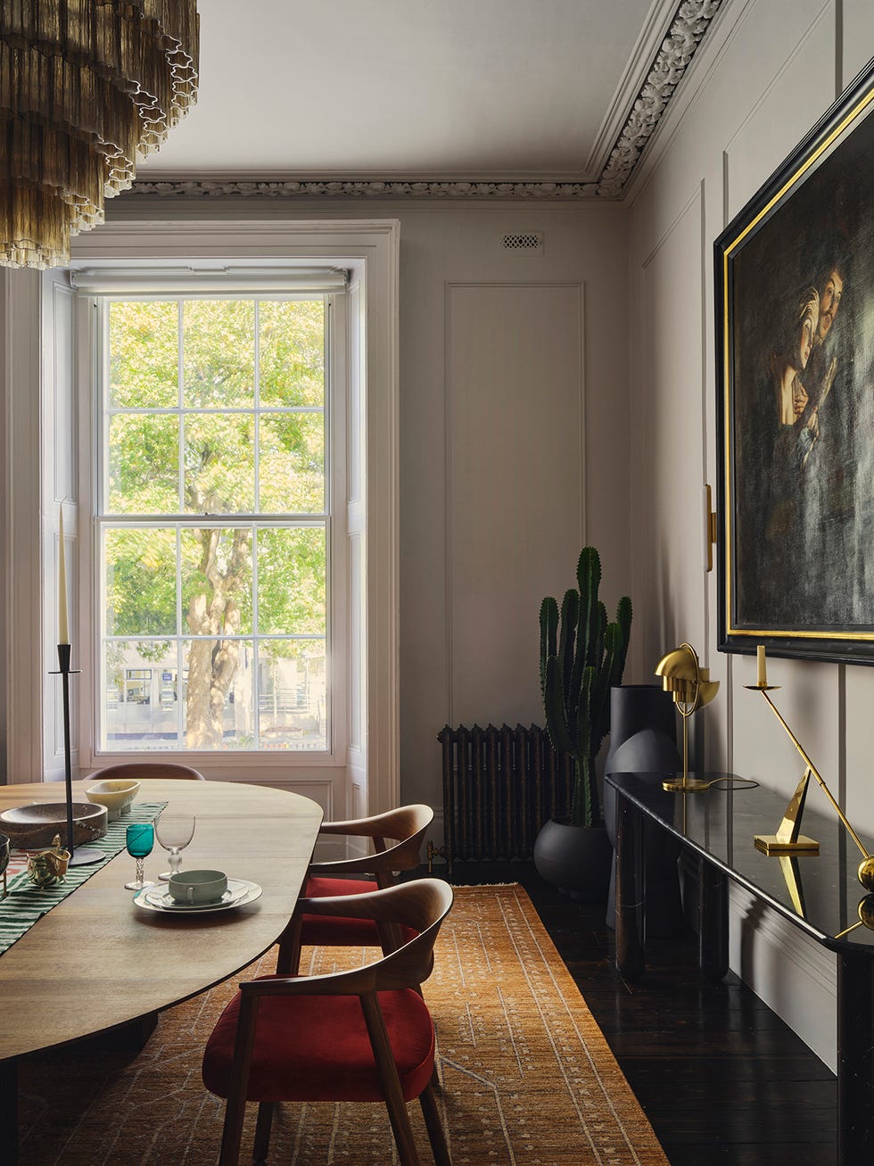 una casa clasica con decoracion moderna y calida