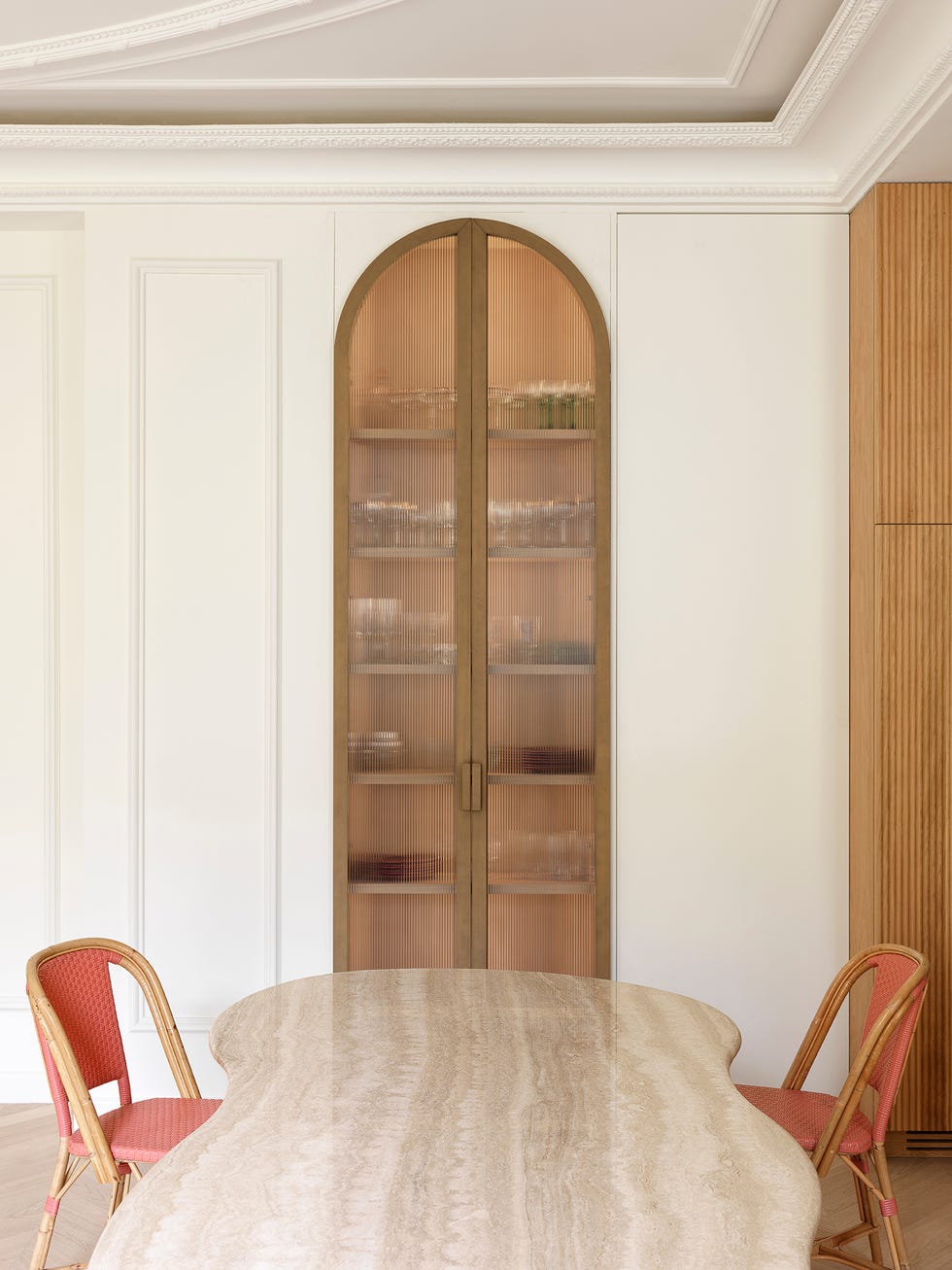 un piso en paris reformado con materiales de lujo y toques vivos de color