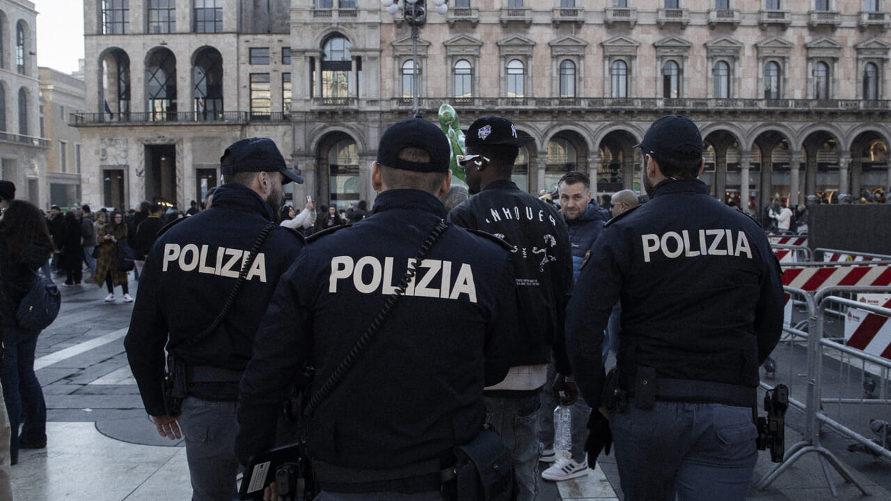 lo vede un testimone che avverte la polizia con l'app Youpol