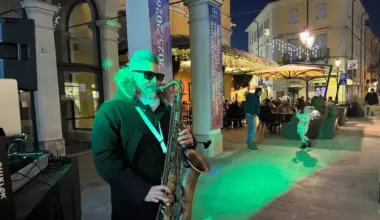 Un concerto organizzato davanti al teatro Verdi Foto Marega