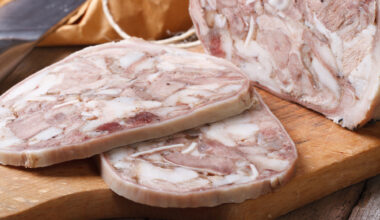 Coppa di testa affettata su un tagliere di legno; concept: Listeria