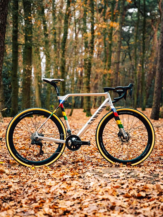 E' stato lo stesso Van der Poel a dedicare su Instagram uno shooting alla sua Canyon Inflite