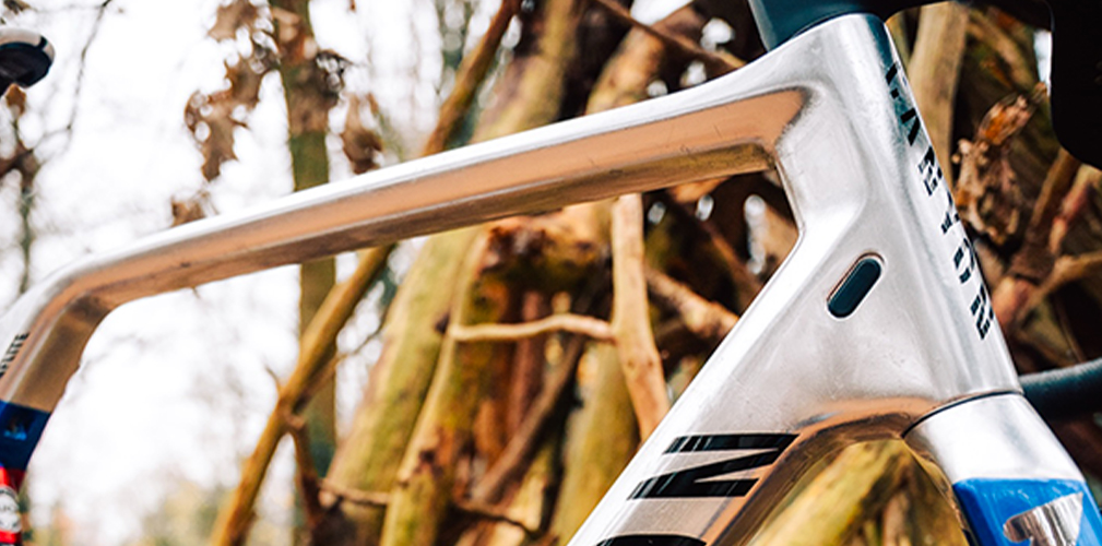 La sagomatura del tubo orizzontale rende la bici rigida ed equilibrata quando è sulla spalla