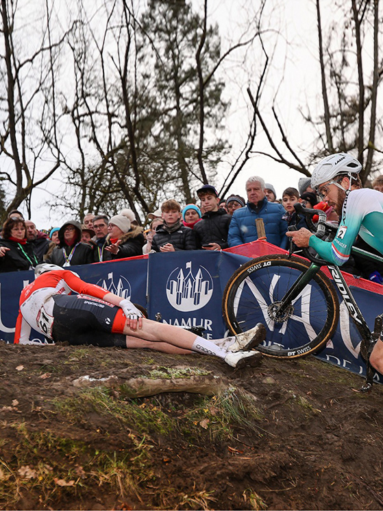 Il crampo ha colpito, Aastrup è a terra, lo supera anche Nieuwenhuis (immagine photopress.be)