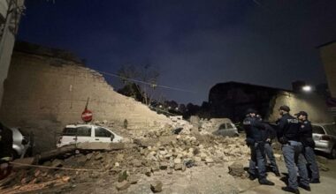 Crollo all'Arenaccia, auto travolte dalle macerie: non ci sono feriti