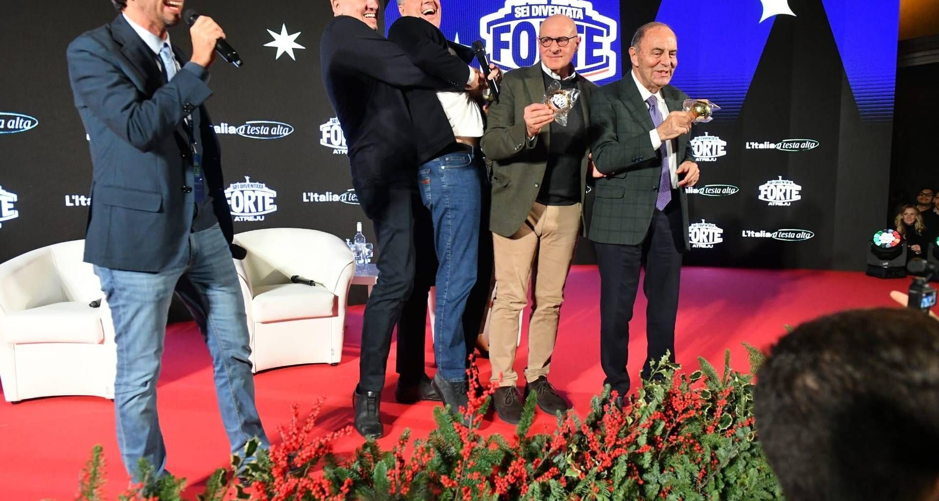 Siparietto ad Atreju, Crosetto prova a prendere in braccio Renzi