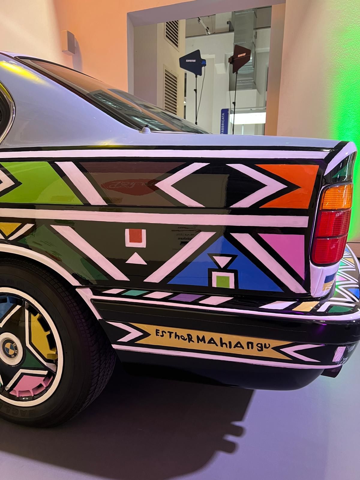 La BMW 525i del 1991, opera di Esther Mahlangu
