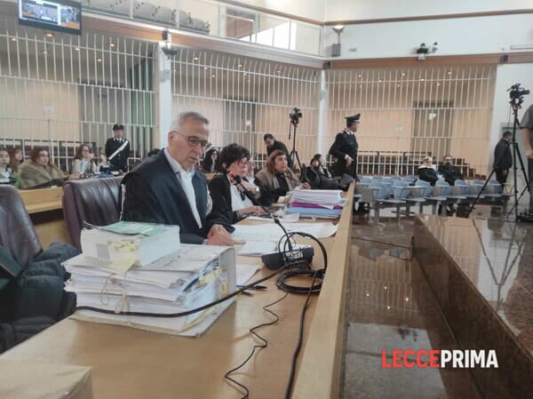 Da sinistra il pubblico ministero Luigi Mastroniani e gli avvocati delle parti civili