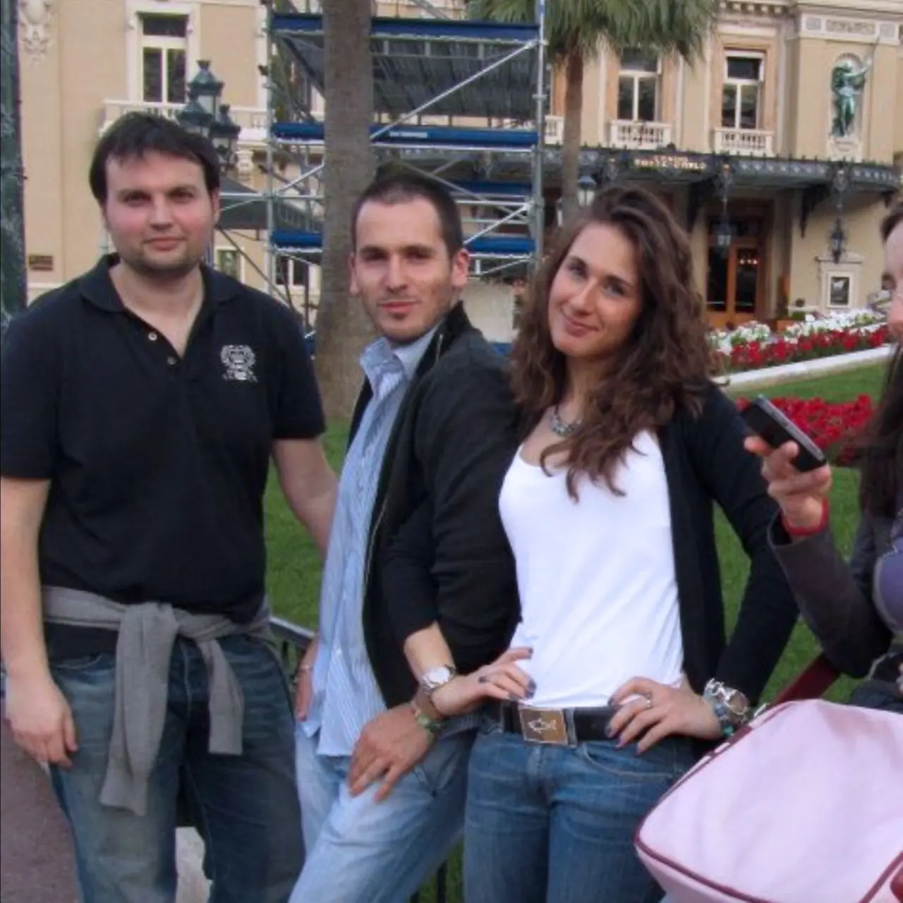 Da sinistra in una foto precedente al delitto: Marco Poggi (fratello di Chiara), Andrea Sempio e Angela Taccia, attuale avvocata di Sempio