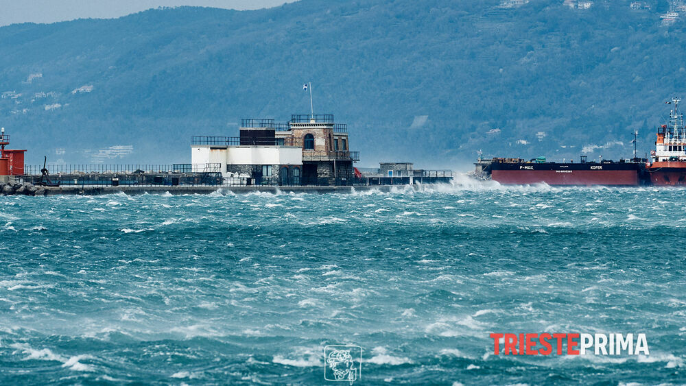 Vigilia all'insegna della bora, oltre 40 interventi dei pompieri