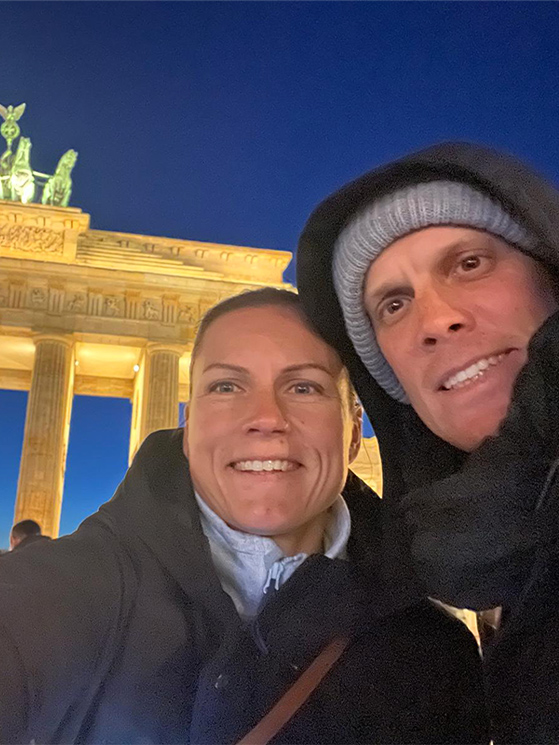 De Marchi sta trascorrendo qualche giorno di vacanza a Berlino con sua moglie Anna. Qui alla Porta di Brandeburgo