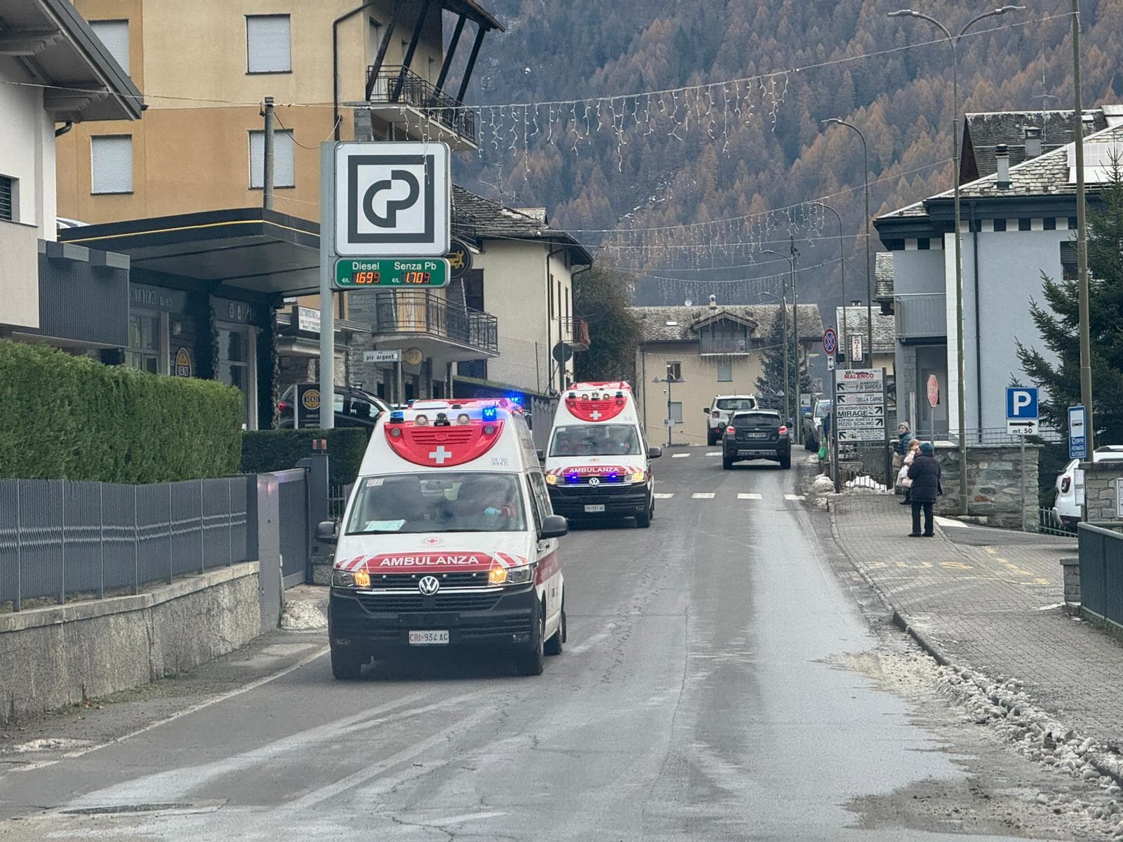 Diverse ambulanze impegnate sul luogo dell'incidente