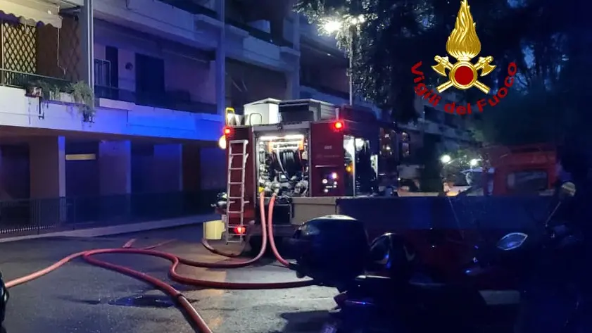 Diversi i mezzi utilizzati dai vigili del fuoco per spegnere l'incendio